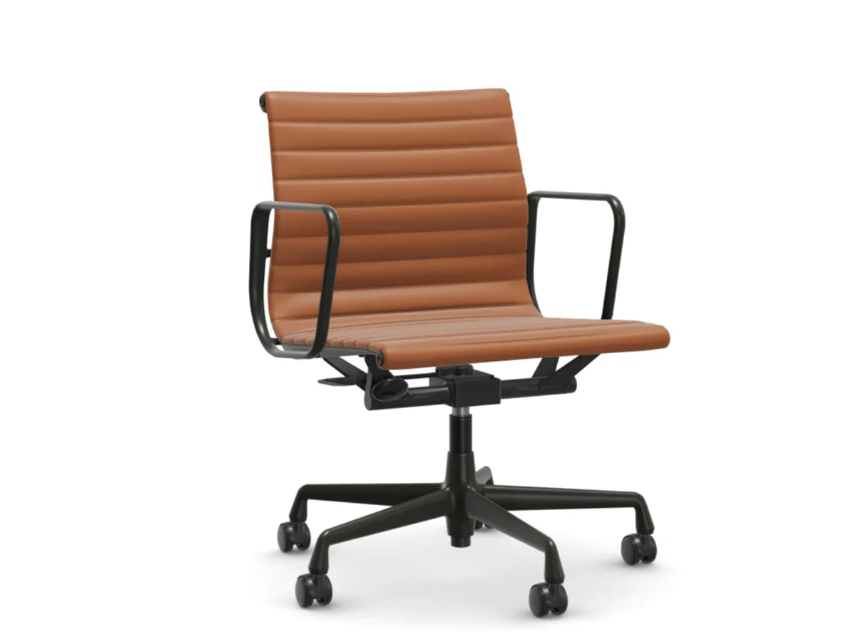Vitra Aluminium Chair EA 117 - Sedia da Ufficio - Nero Profondo / Plano 97 Cognac